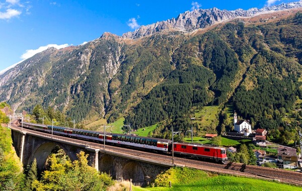 Gotthard Panorama Express : Le seul voyage suisse qui vogue et s’envole