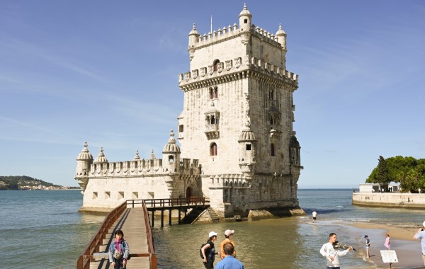 Lisbon: Your City Guide Lisbon: Your City Guide